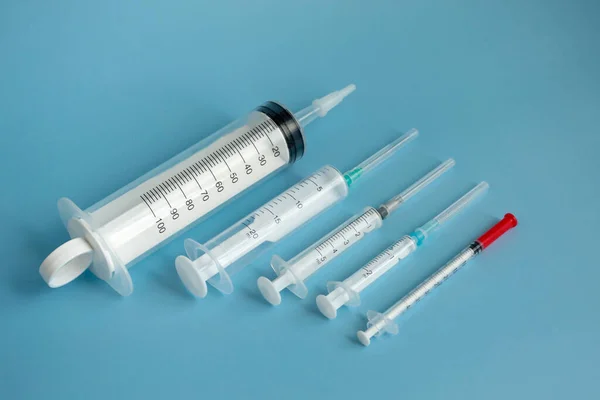 Medical Concept Disposable Syringes Different Volumes Blue Background — Stock Photo, Image