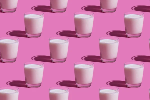 Παγκόσμια Ημέρα Γάλακτος Μοτίβο Ροζ Φόντο Ένα Ποτήρι Γάλα Πρότυπο — Φωτογραφία Αρχείου