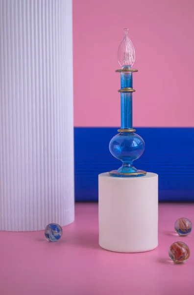 Niebieska Butelka Perfumami Białym Podium Różowym Tle Kolumnach Prezentacja Kosmetyków — Zdjęcie stockowe