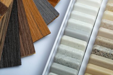 Doğal granit, mermer, kuvars taşı, tezgah ve doğal parke örnekleri. Taşlardan yapılmış, yakın plan. Doğal taştan yapılmış modern renkli levhalar..