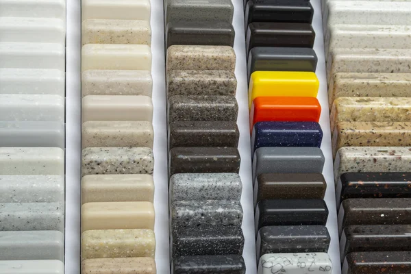 Doğal granit, mermer ve kuvars taşı örnekleri. Taşlardan maket, yakın plan. Doğal taştan yapılmış modern renkli levhalar..