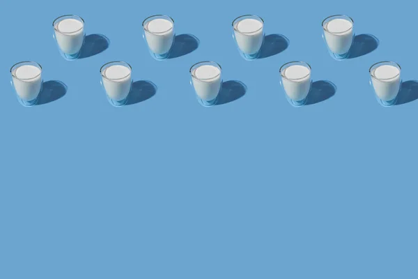 Dünya Süt Günü Mavi Arka Planda Bir Desen Bir Bardak — Stok fotoğraf