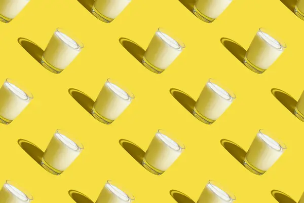 世界ミルクデー 黄色の背景に模様 ミルクのグラスだ サンプル — ストック写真
