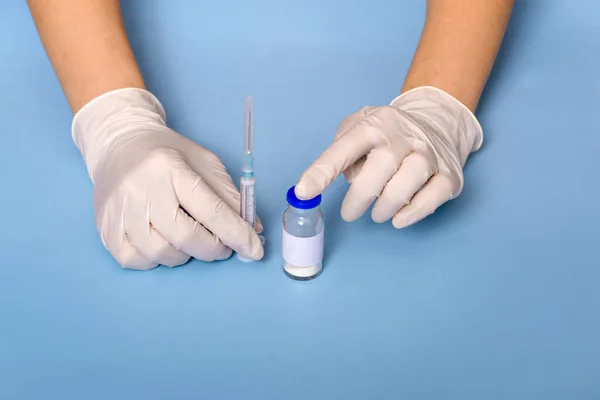 Koncepcja Medyczna Niebieskim Tle Ręce Lekarza Białych Rękawiczkach Szczepionka Koronawirusowa — Zdjęcie stockowe