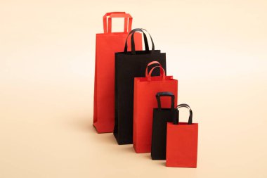 Kara Cuma konsepti, renkli arka planda siyah ve kırmızı kağıtların maketi. Kara Cuma indirimi