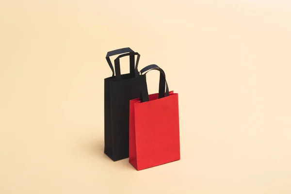 Concept du vendredi noir, maquette de paquets de papier noir et rouge sur fond coloré. Vendredi noir. Avec espace de copie — Photo