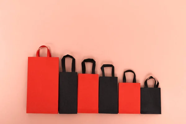 Black Friday Konzept Papierattrappe Schwarzer Und Roter Pakete Auf Farbigem — Stockfoto