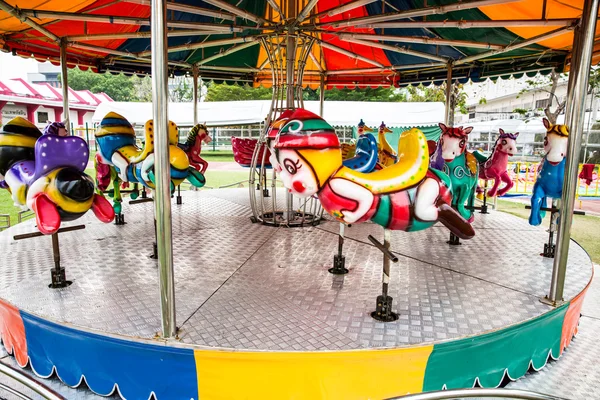 Atlıkarınca, çocuk eğlence parkı.