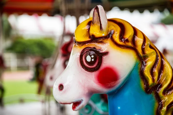 Atlıkarınca, çocuk eğlence parkı.