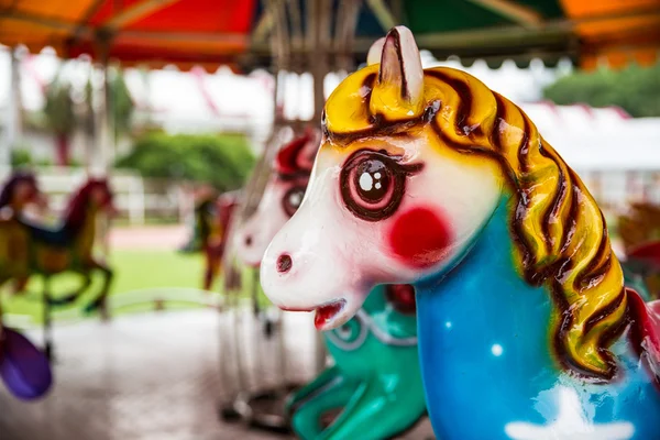 Atlıkarınca, çocuk eğlence parkı.