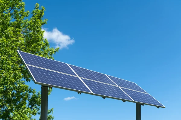 mavi bir gökyüzü güneş paneli