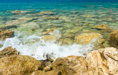 Deniz dalgalı. Dalgalar kayaların üzerinde kırma.