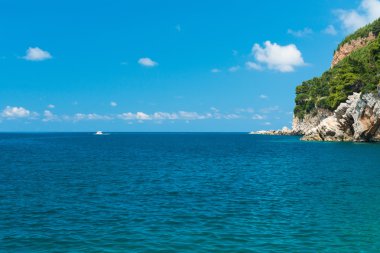 Yüksek kayalıklarla denizin üzerinde asılı. Deniz serisi