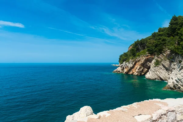 Deniz ve kayalıklarla surlar görüntülemek.