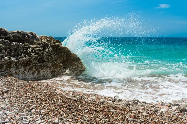 Deniz dalgalı. Dalgalar kayaların üzerinde kırma.