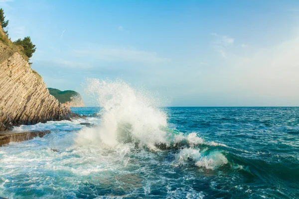 Deniz dalgalı. Dalgalar kayaların üzerinde kırma.