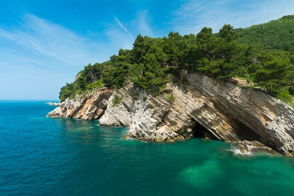 Yüksek kayalıklarla denizin üzerinde asılı