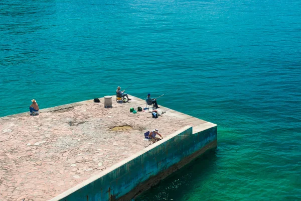 Fisherman bir iskeleden Balık tutma.