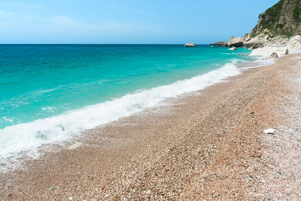 Deniz dalgalı. Dalgalar kayaların üzerinde kırma.