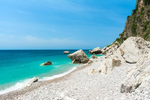 Deniz dalgalı. Dalgalar kayaların üzerinde kırma