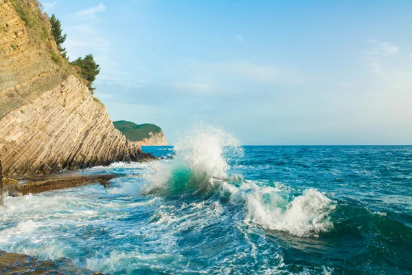 Salpicadura de mar. Olas rompiendo en las rocas . Imágenes de stock libres de derechos