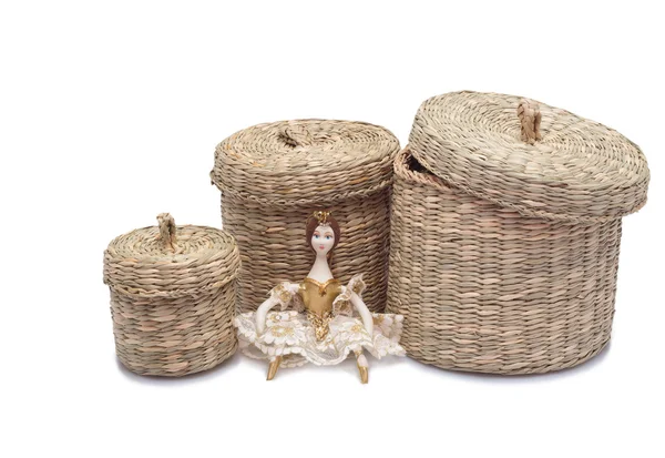 hasır sepetleri arasında küçük bebek