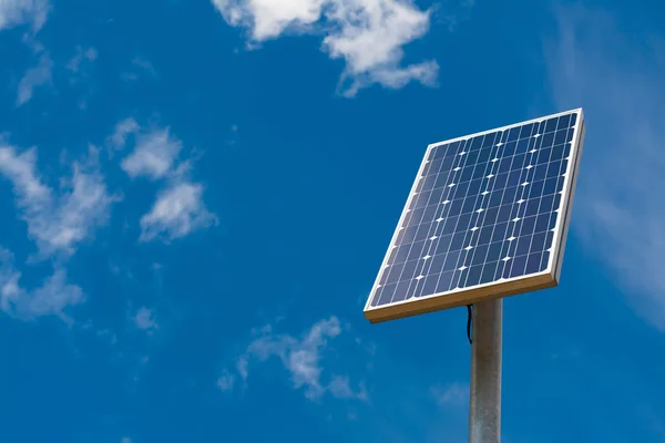 Panel solar contra un cielo azul Fotos de stock