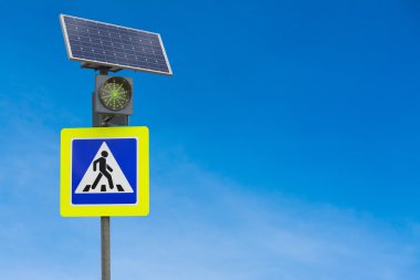 Trafik ışığı trafik işaretleri güneş panelleri tarafından desteklenmektedir