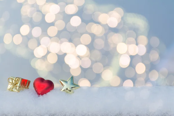 Kalp, hediye ve kar Star'da. Kutlama arka plan.