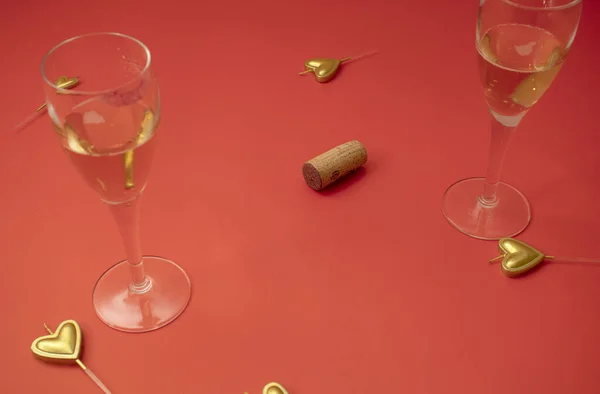 Twee Champagneglazen Één Met Rode Lippenstift Gouden Harten Valentijnsdag Inspiratie — Stockfoto