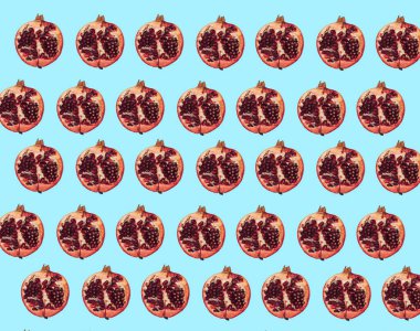 Kırmızı nar meyvesinden yapılmış desen canlı mavi arka planda. Minimum düz konsept. Yaratıcı arkaplanlar. 