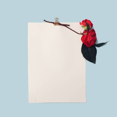 Güzel kırmızı güllü boş bir kart. Aşk notu için boşluğu kopyala. En düşük bileşim.