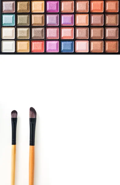 Paleta de sombras coloridas con pincel de maquillaje . — Foto de Stock