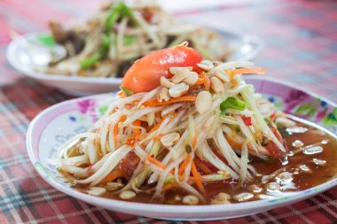 Yeşil papaya salatası. baharatlı Tayland gıda.