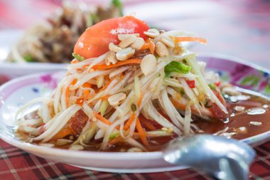 Yeşil papaya salatası. baharatlı Tayland gıda.