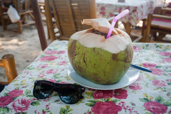 Beba água de coco naturalmente legal . — Fotografia de Stock