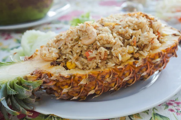 Ananas kızarmış pilav, Tay dili, Vietnamca geleneksel bir fincan ve