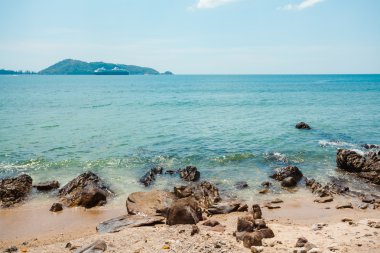 Plaj ve tropikal deniz dalgaları ile.