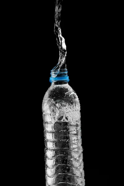 Plastik su şişesi.