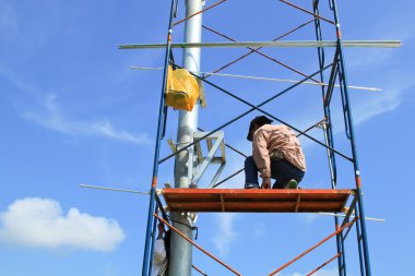 İnşaat işçisi inşaat alanında..