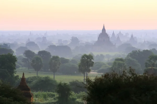 Bagan pagodes antigos em Myanmar . — Fotografia de Stock