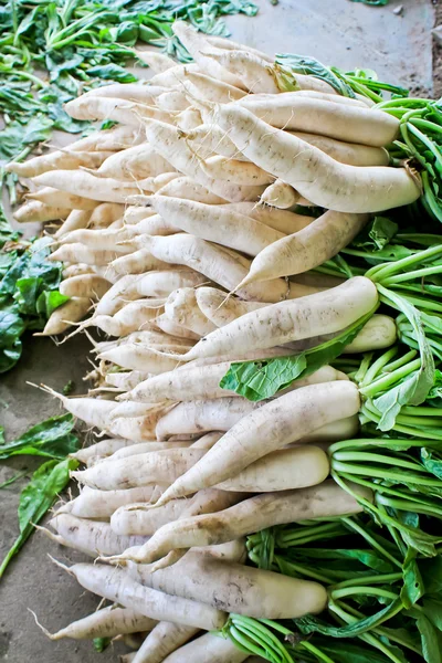 Daikon turp pazarında Satılık.