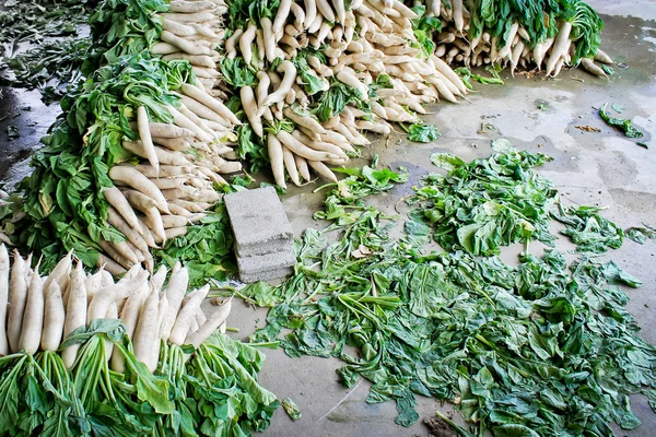 Daikon редис для продажи на рынке . — стоковое фото