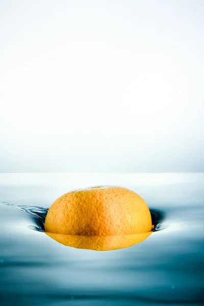 Orange tombant dans l'eau. — Photo