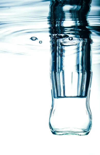 Flaska med rent vatten. — Stockfoto
