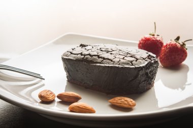 Tatlı çikolata pasta beyaz bir plaka üzerinde.