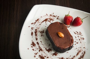 Tatlı çikolata pasta beyaz bir plaka üzerinde.