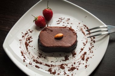 Tatlı çikolata pasta beyaz bir plaka üzerinde.