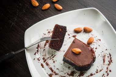 Çikolatalı kek withalmond.