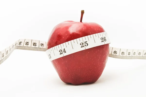 Kırmızı elma ve ölçü bandı.